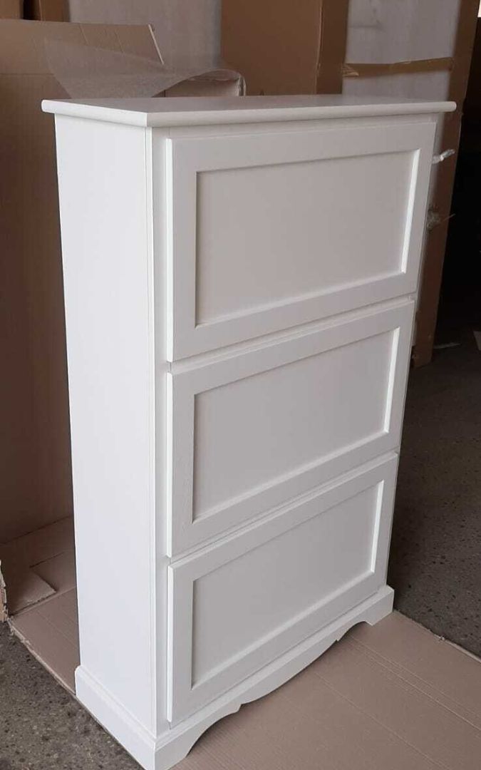 Scarpiera in legno bianco opaco stile arte povera, design elegante e salvaspazio.